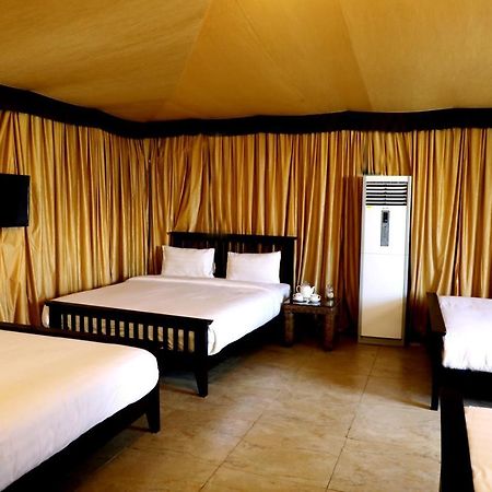 Sunnys World Hotell Pune Exteriör bild