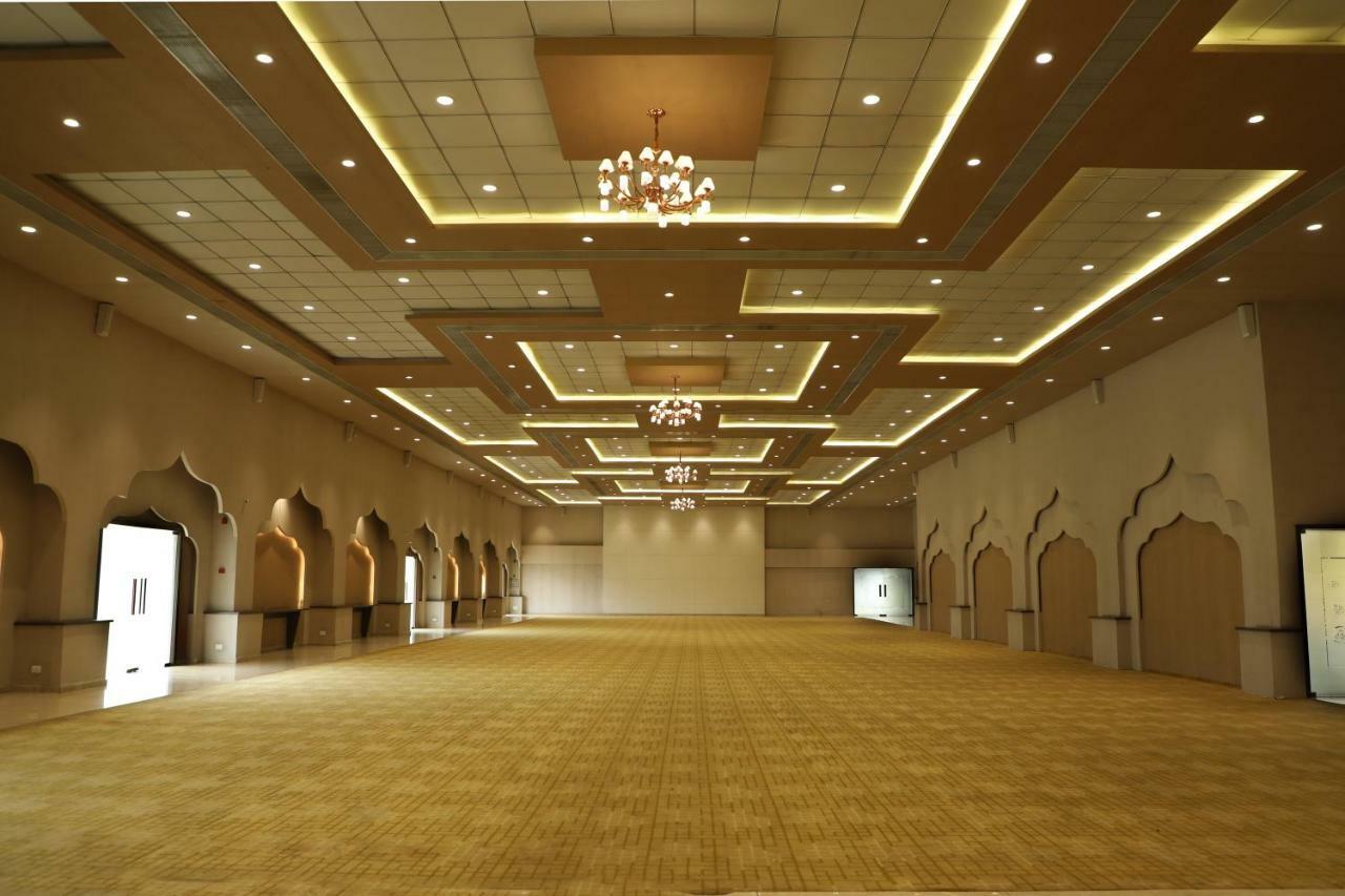 Sunnys World Hotell Pune Exteriör bild