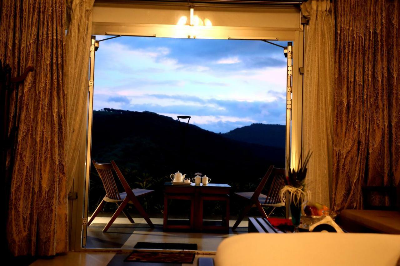 Sunnys World Hotell Pune Exteriör bild