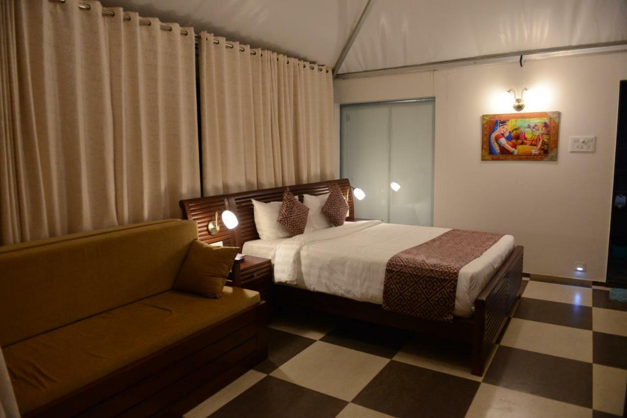 Sunnys World Hotell Pune Exteriör bild
