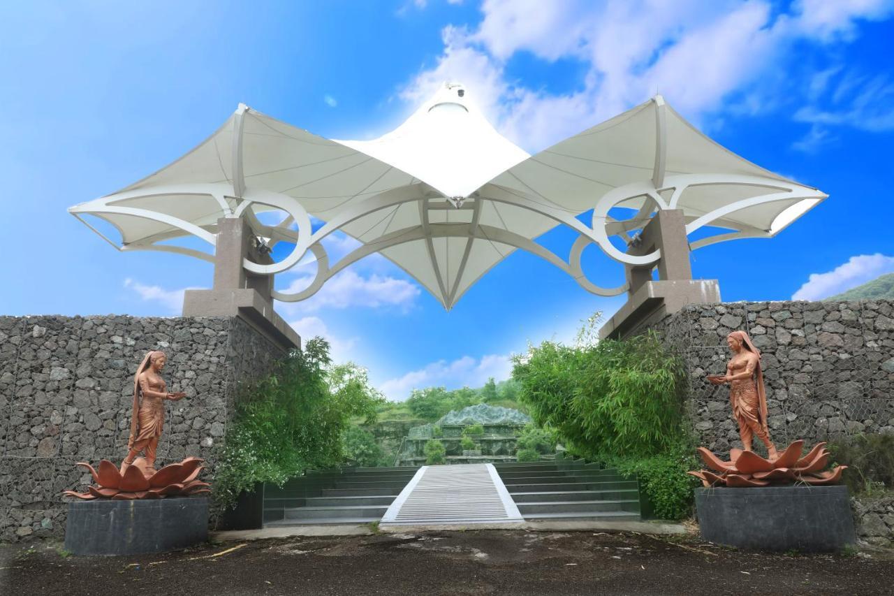 Sunnys World Hotell Pune Exteriör bild