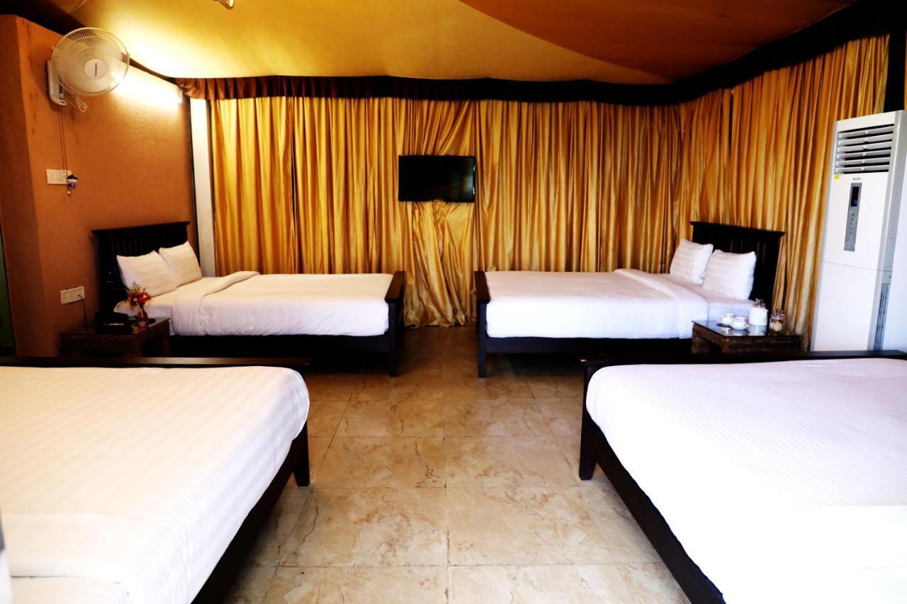 Sunnys World Hotell Pune Exteriör bild