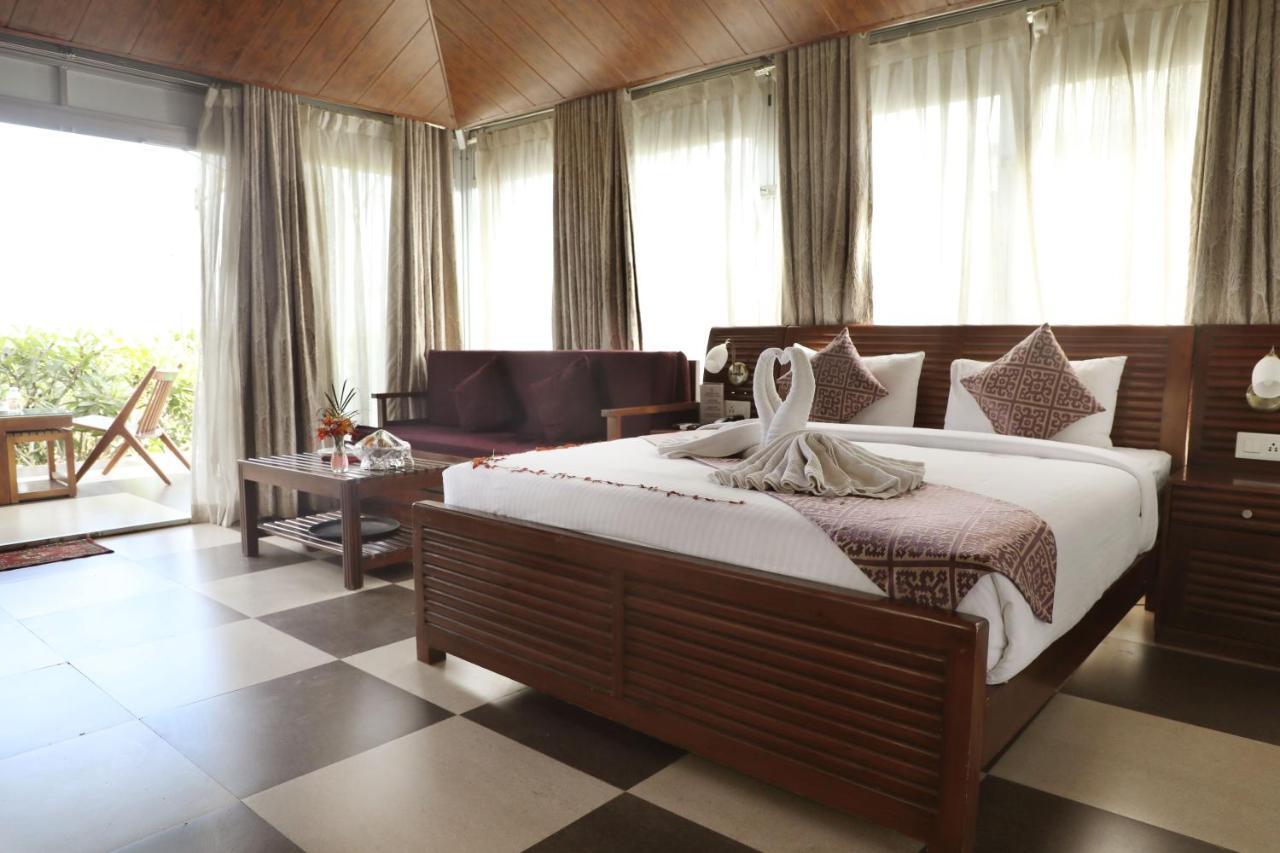 Sunnys World Hotell Pune Exteriör bild